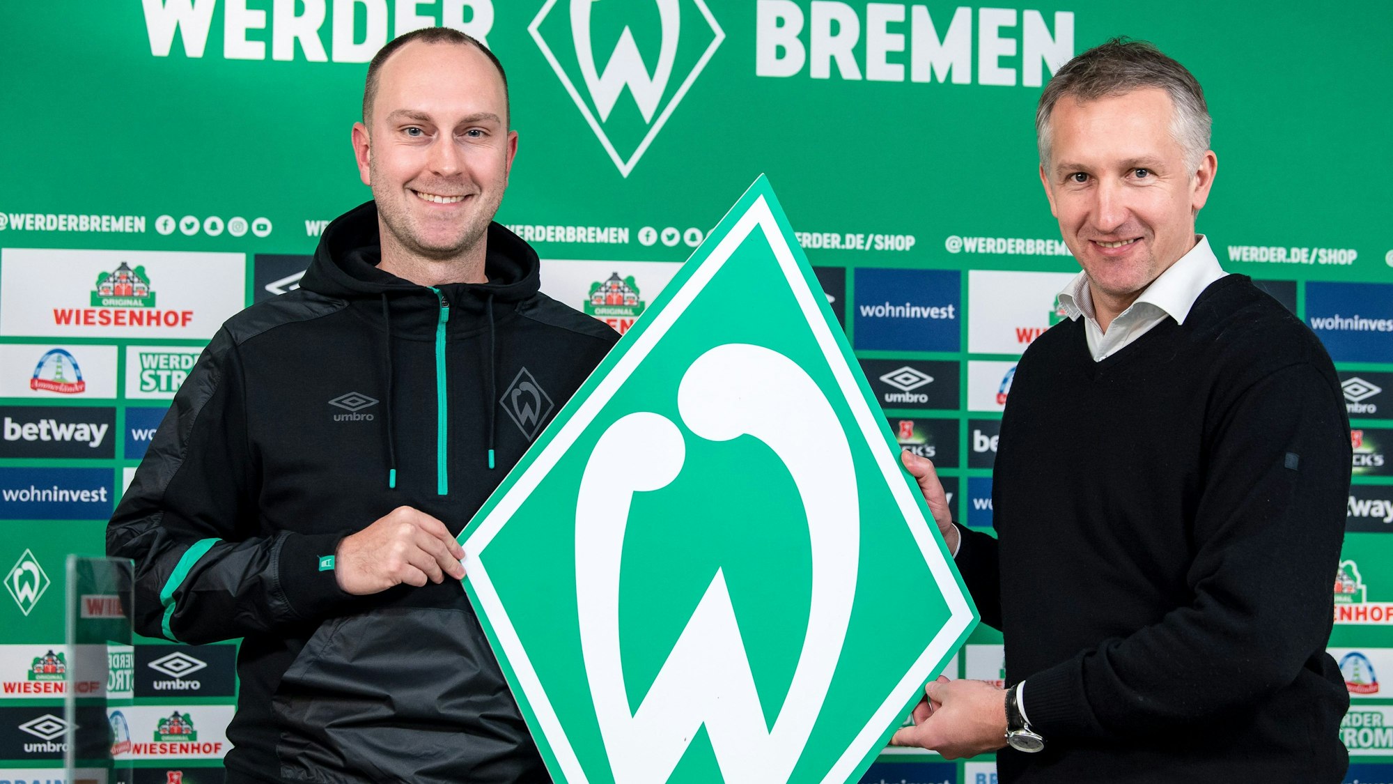 Ole Werner (l), neuer Trainer von Werder Bremen, wird bei einer Pressekonferenz mit Frank Baumann, Geschäftsführer des Vereins, vorgestellt.