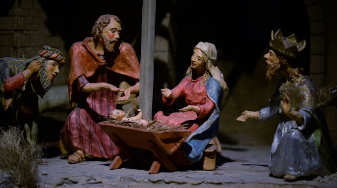 Eine Weihnachtskrippe mit Figuren von Josef und Maria und den drei Königen.
