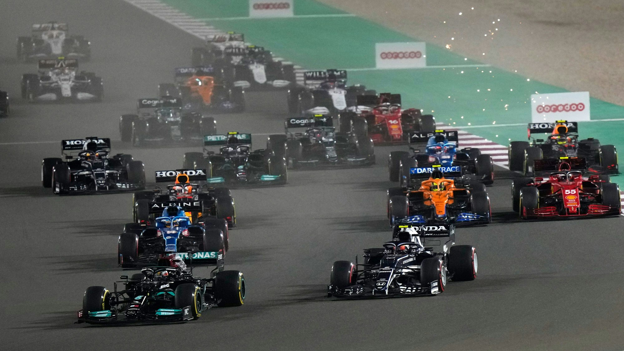 Der britische Mercedes-Pilot Lewis Hamilton führt beim Start des Rennens.