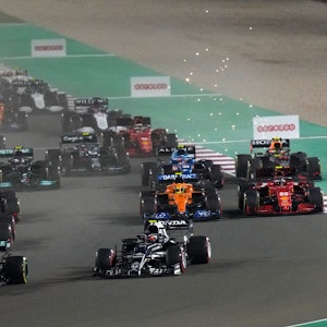 Der britische Mercedes-Pilot Lewis Hamilton führt beim Start des Rennens.
