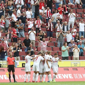 Der 1. FC Köln jubelt vor seinen Fans.
