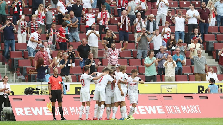 Der 1. FC Köln jubelt vor seinen Fans.