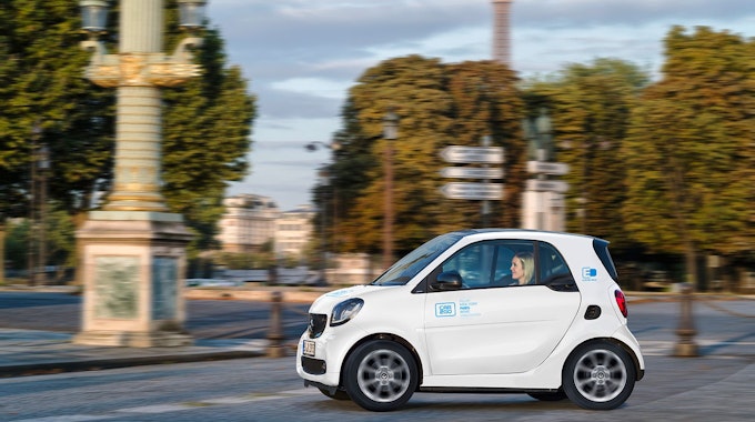 Das Foto (aufgenommen am 2. Oktober 2018) zeigt ein elektrisches Auto von car2go, das durch Paris fährt.