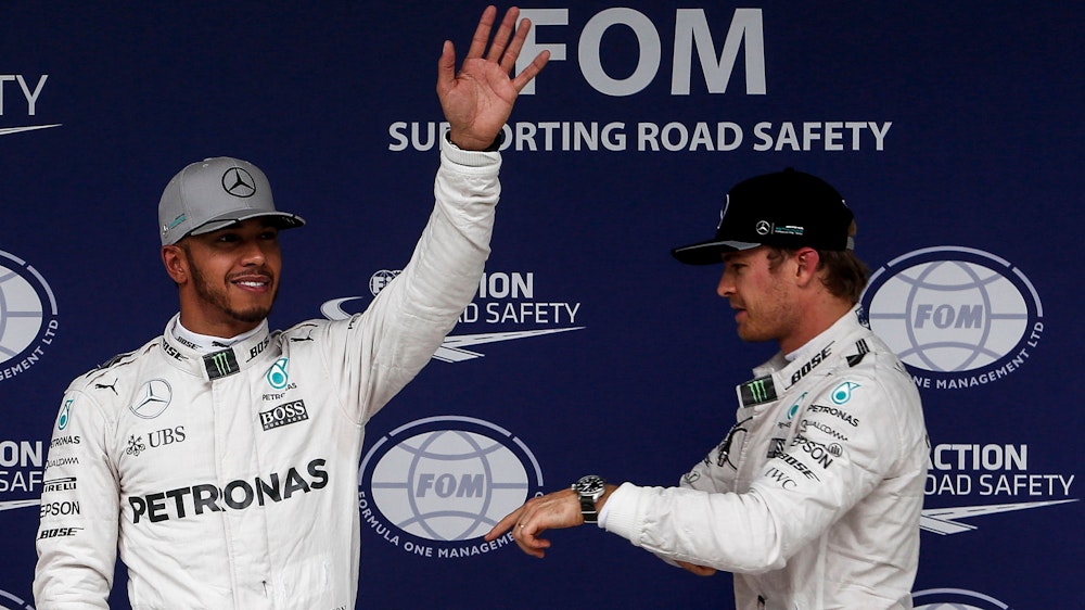 Lewis Hamilton jubelt, Nico Rosberg steht neben ihm.