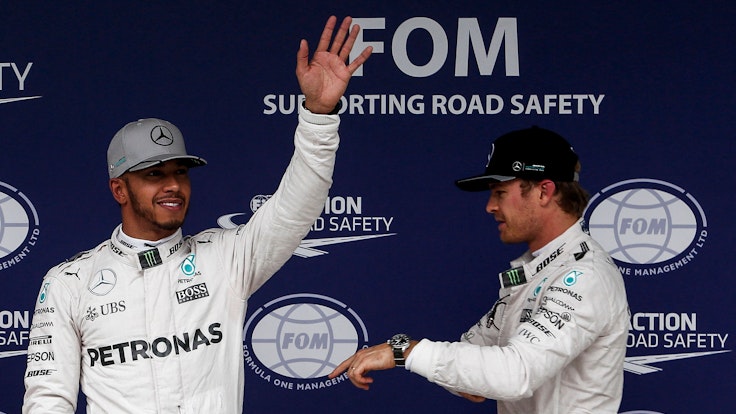 Lewis Hamilton jubelt, Nico Rosberg steht neben ihm.