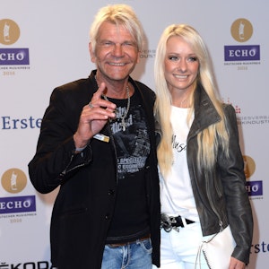 Der Sänger Matthias Reim und seine Freundin Christin Stark kommen am 07.04.2016 in Berlin zur 25. Verleihung des Deutschen Musikpreises Echo.
