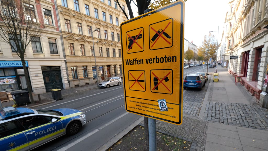 Ein Schild deutet auf der Eisenbahnstraße auf eine Waffenverbotszone hin. Seit dem 05.11.2018 ist dort das Mitführen von Waffen und gefährlichen Gegenständen verboten. +++ dpa-Bildfunk +++
