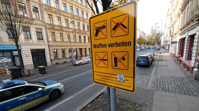 Ein Schild deutet auf der Eisenbahnstraße auf eine Waffenverbotszone hin. Seit dem 05.11.2018 ist dort das Mitführen von Waffen und gefährlichen Gegenständen verboten. +++ dpa-Bildfunk +++