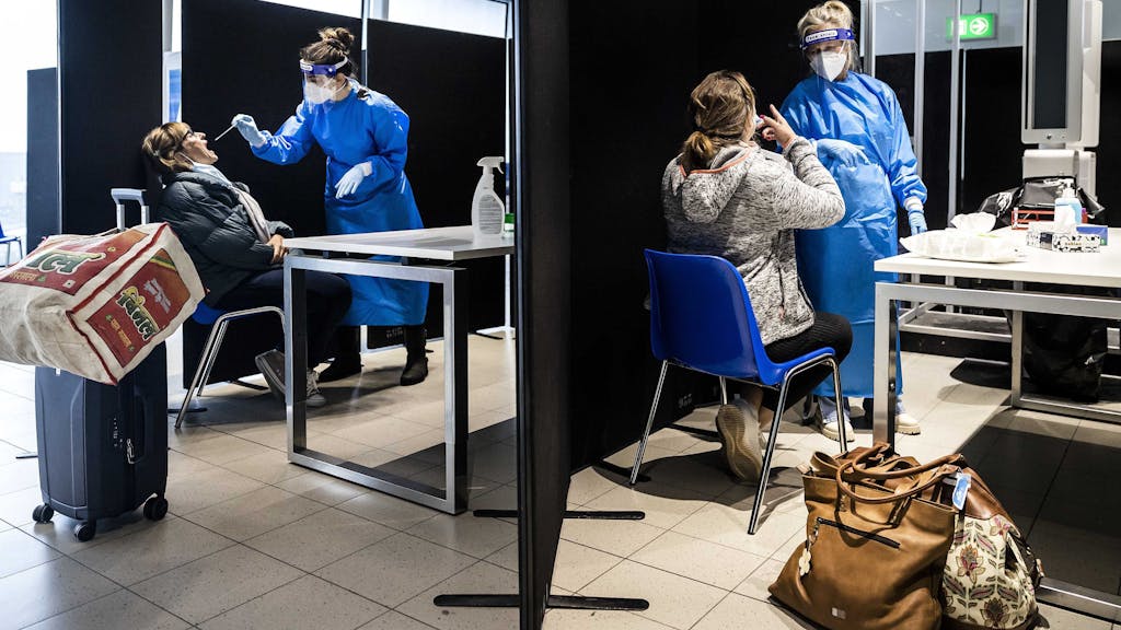 Reisende aus Südafrika werden am 30. November bei der Ankunft am Flughafen Schiphol (Niederlande) in einer eigens angelegten Teststraße auf das Coronavirus getestet. Die Sorge vor der Omikron-Variante des Coronavirus steigt weltweit, nun hat ein Impfstoff-Hersteller Bedenken geäußert.