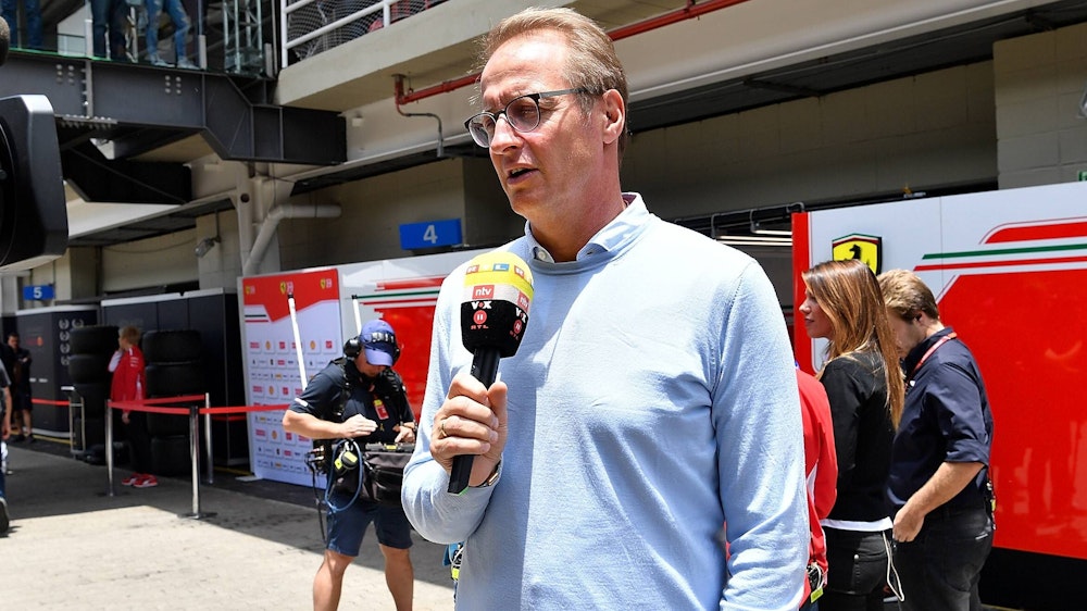 Florian König moderiert eine RTL-Übertragung in der Formel 1.