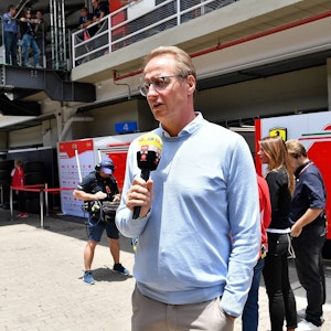 Florian König moderiert eine RTL-Übertragung in der Formel 1.