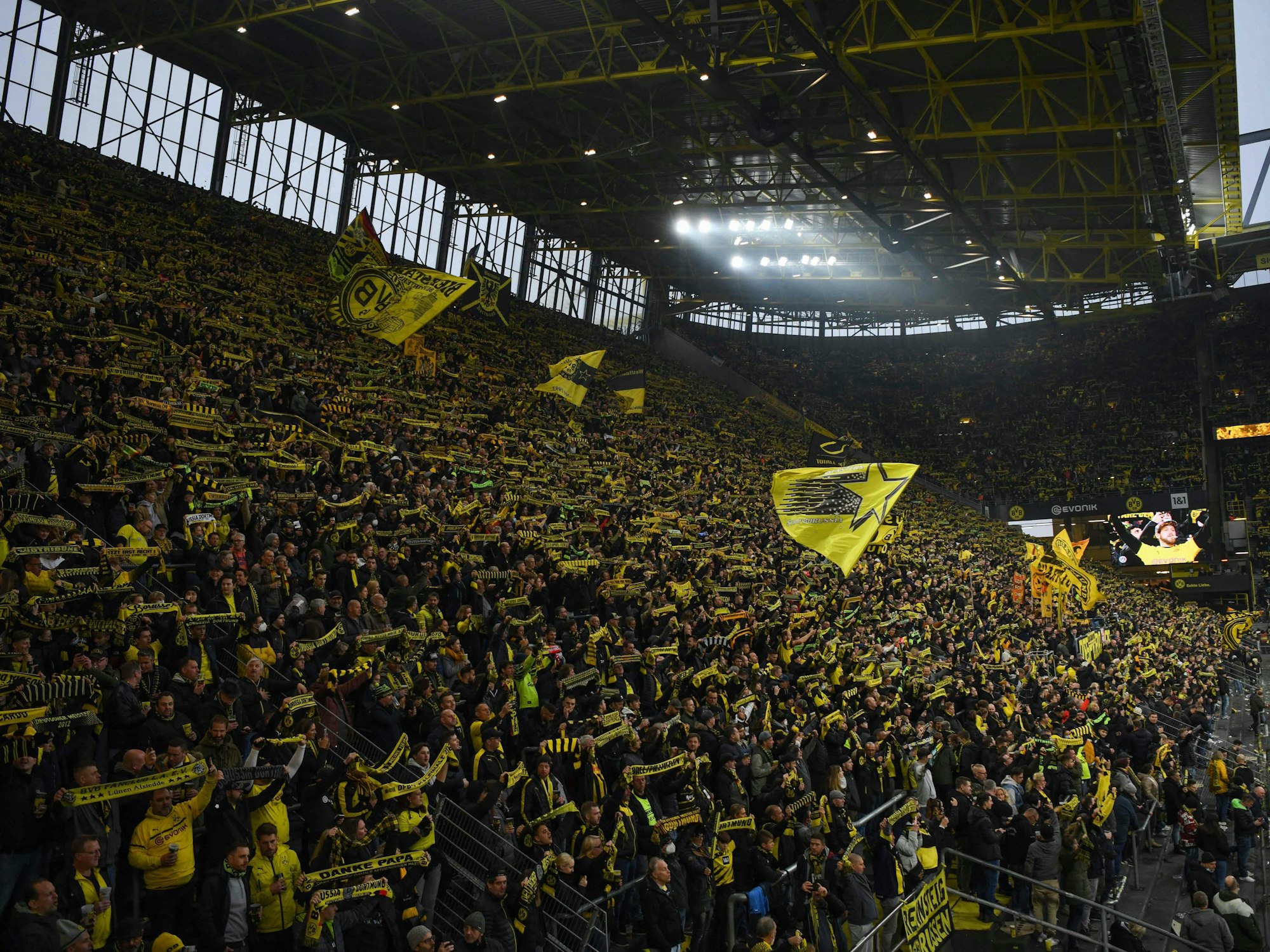 Dortmunder Fans zeigen im Stadion ihre Schals.