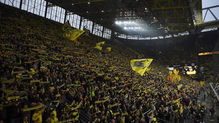 Dortmunder Fans zeigen im Stadion ihre Schals.