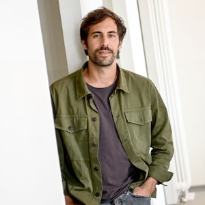 Der Sänger Max Giesinger in einem grünen Hemd auf einem Foto vom 26. Oktober 2021.