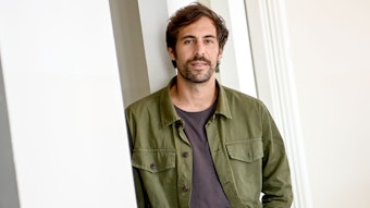 Der Sänger Max Giesinger in einem grünen Hemd auf einem Foto vom 26. Oktober 2021.