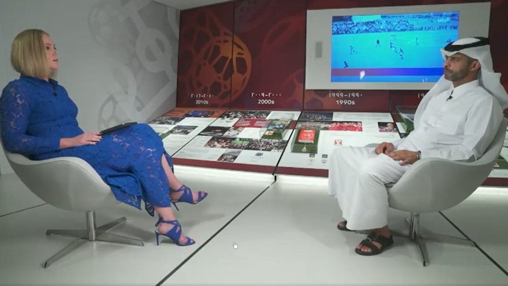 Amanda Davies im TV-Interview mit Nasser Al-Khater.