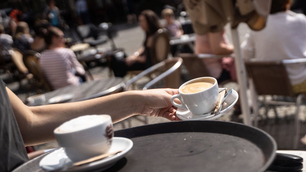 Unser Symbolbild zeigt eine Studentin, die einen Kaffee in Frankfurt/Main serviert.