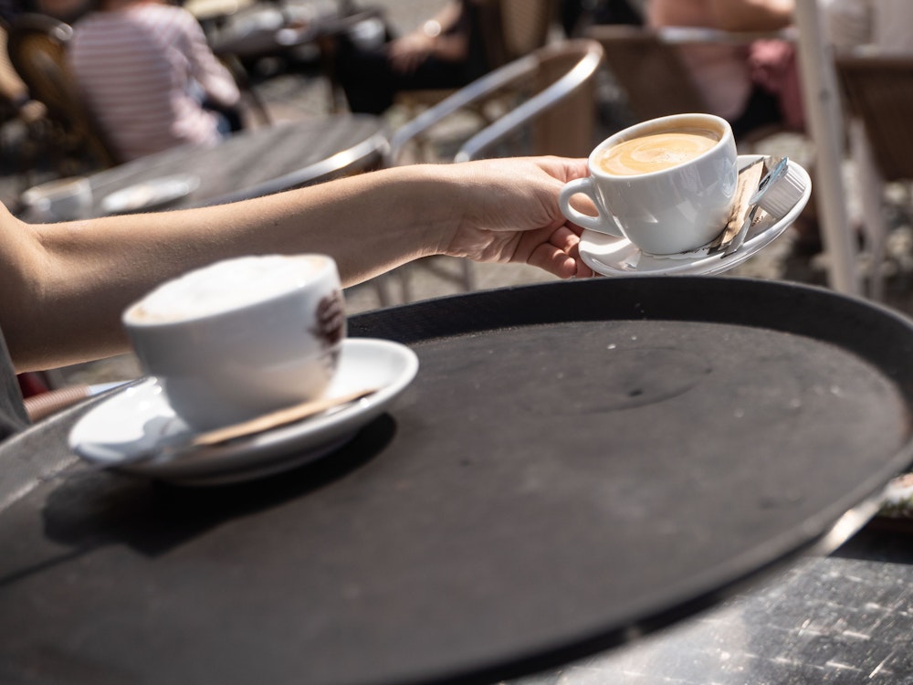 Unser Symbolbild zeigt eine Studentin, die einen Kaffee in Frankfurt/Main serviert.