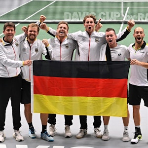 Das deutsches Team feiert nach dem Viertelfinalsieg über Großbritannien den Einzug in das Halbfinale des Davis Cups.
