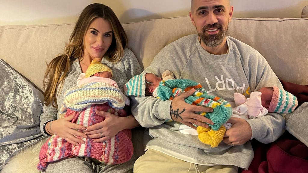 Knapp zwei Wochen nach der Geburt zeigt sich Rapper Bushido auf einem ersten Familienfoto vom 25. November 2021 mit Ehefrau Anna-Maria Ferchichi und ihren neugeborenen Drillings-Mädchen.&nbsp;