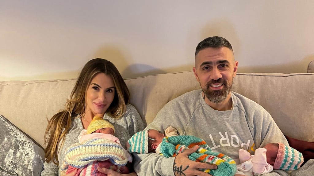 Knapp zwei Wochen nach der Geburt zeigt sich Rapper Bushido auf einem ersten Familienfoto vom 25. November 2021 mit Ehefrau Anna-Maria Ferchichi und ihren neugeborenen Drillings-Mädchen.&nbsp;