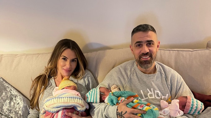 Knapp zwei Wochen nach der Geburt zeigt sich Rapper Bushido auf einem ersten Familienfoto vom 25. November 2021 mit Ehefrau Anna-Maria Ferchichi und ihren neugeborenen Drillings-Mädchen.