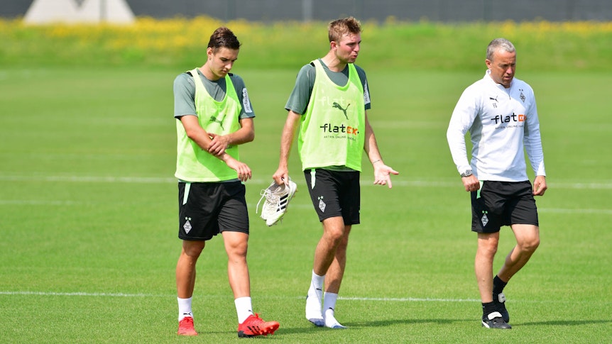 Die Gladbach-Profis Florian Neuhaus (l.), Christoph Kramer (M.) und Co-Trainer Frank Geideck (r.) bei einer Trainingseinheit im Borussia-Park am 4. August 2021.