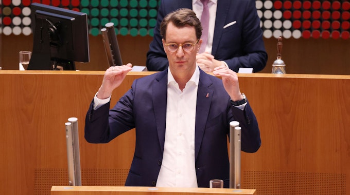 Hendrik Wüst (CDU), Ministerpräsident von Nordrhein-Westfalen, spricht im Landtag. Der Ministerpräsident hat im Landtag neue Corona-Maßnahmen unter dem Titel «Entschlossen die vierte Welle brechen" vorgestellt.&nbsp;
