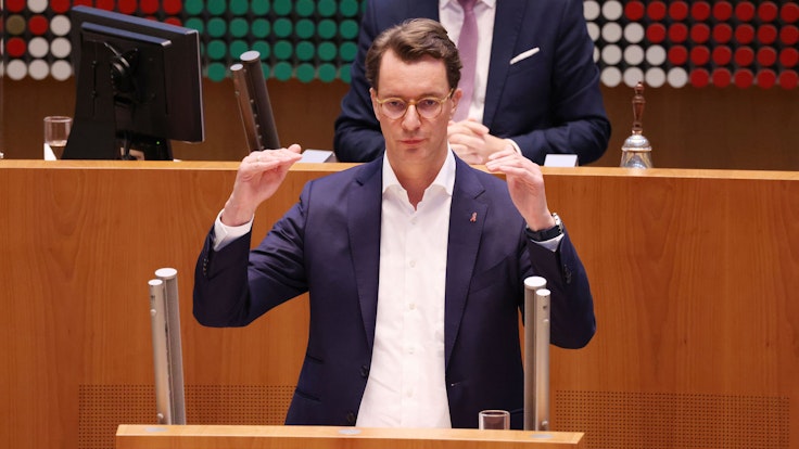Hendrik Wüst (CDU), Ministerpräsident von Nordrhein-Westfalen, spricht im Landtag. Der Ministerpräsident hat im Landtag neue Corona-Maßnahmen unter dem Titel «Entschlossen die vierte Welle brechen" vorgestellt.