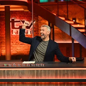 Sebastian Pufpaff moderiert „TV total“. Dieses Foto wurde bei der 1. Folge aufgenommen.