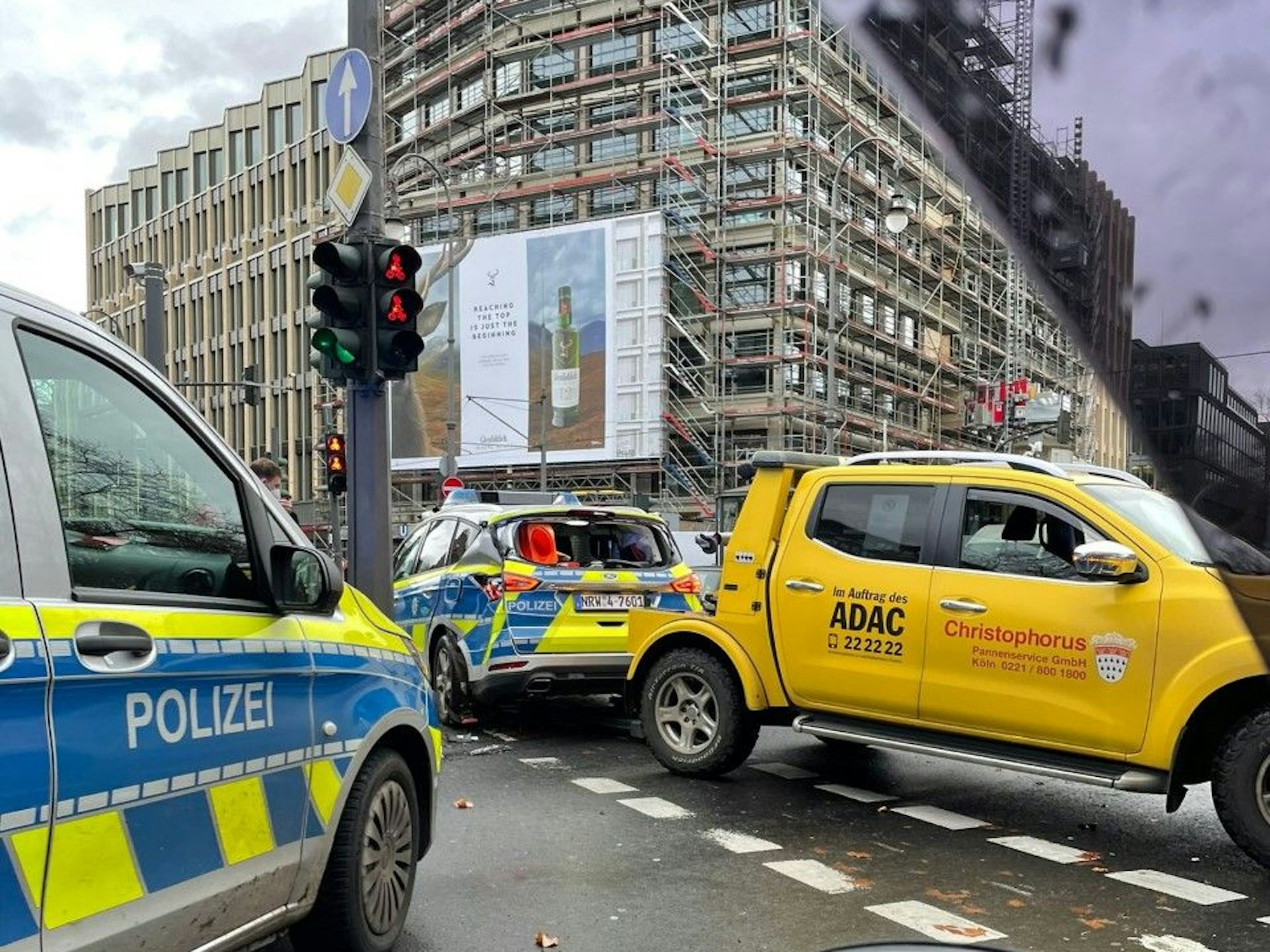 Beim Unfall am Rudolfplatz wurde ein PKW der Polizei beschädigt.