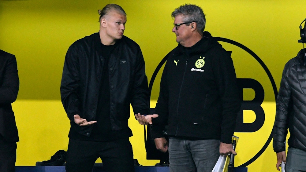 Erling Haaland und Norbert Dickel unterhalten sich im Dortmunder Stadion.