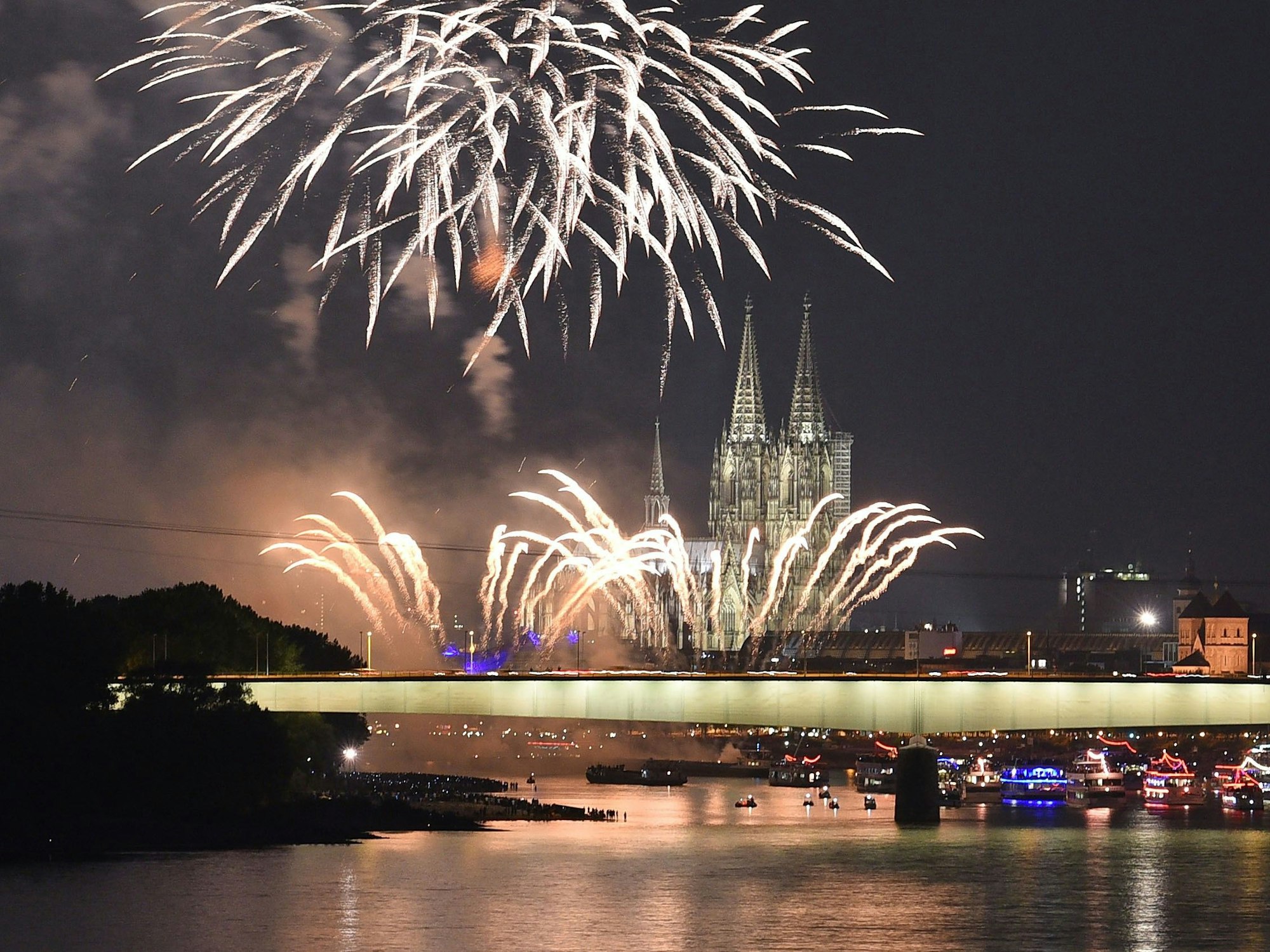 Feuerwerkskörper erhellen beim Feuerwerksspektakel Kölner Lichter den Himmel