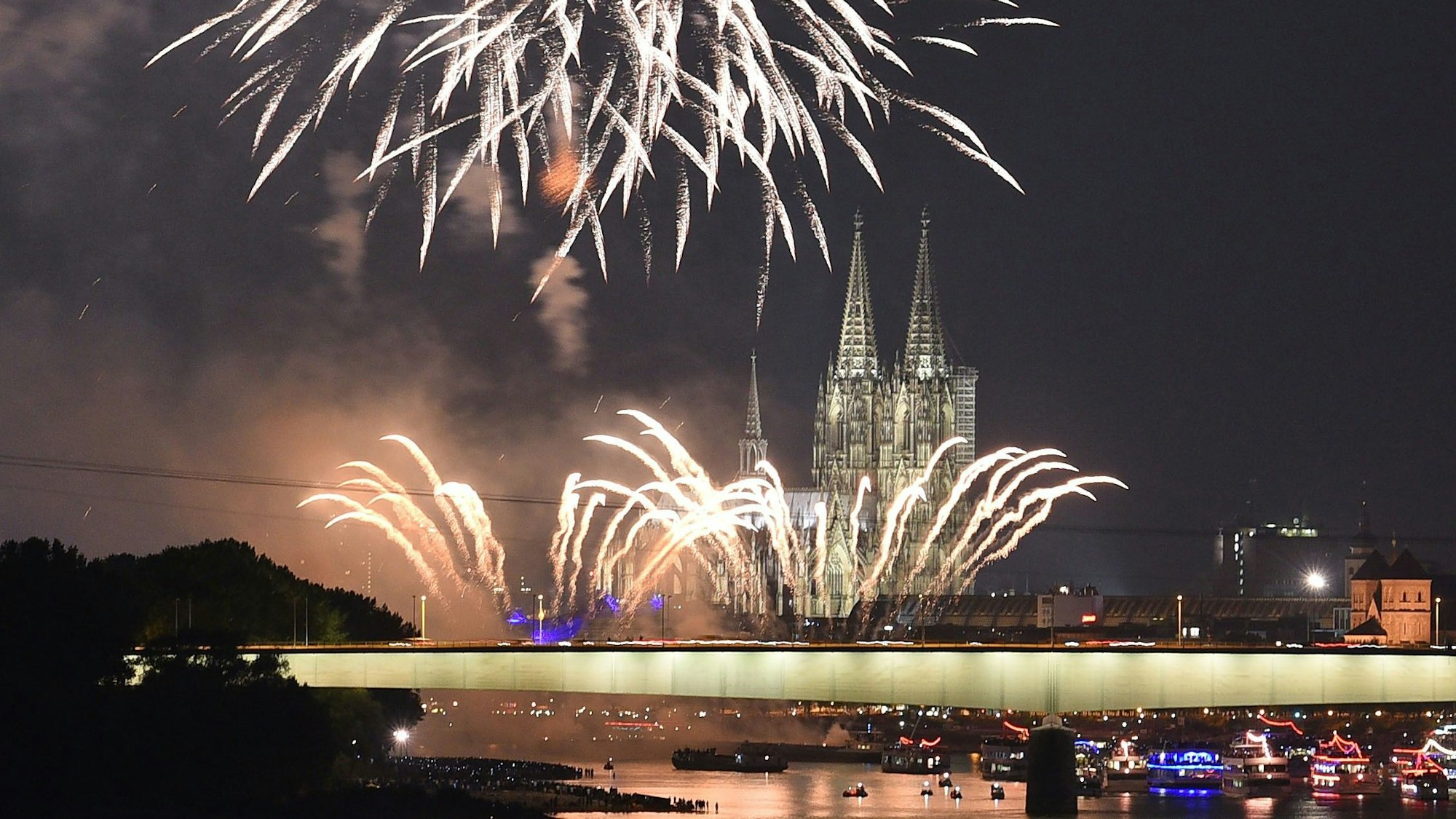 Feuerwerkskörper erhellen beim Feuerwerksspektakel Kölner Lichter den Himmel über dem Rhein.