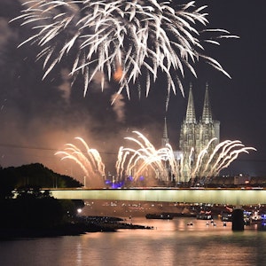 In Köln fällt die Silvester-Feier 2021 aus: Das hat de Stadt bereits entschieden. Unser Foto zeigt das große Feuerwerk zu den Kölner Lichtern im Jahr 2018.