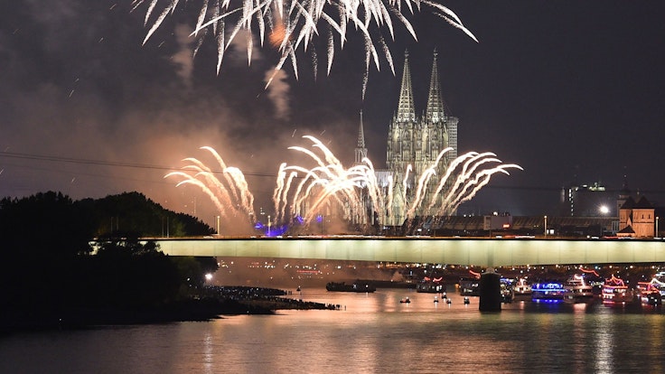 In Köln fällt die Silvester-Feier 2021 aus: Das hat de Stadt bereits entschieden. Unser Foto zeigt das große Feuerwerk zu den Kölner Lichtern im Jahr 2018.