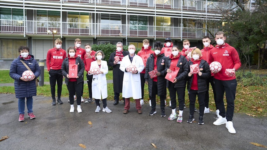 Die Delegation des 1. FC Köln vor dem Krankenhaus