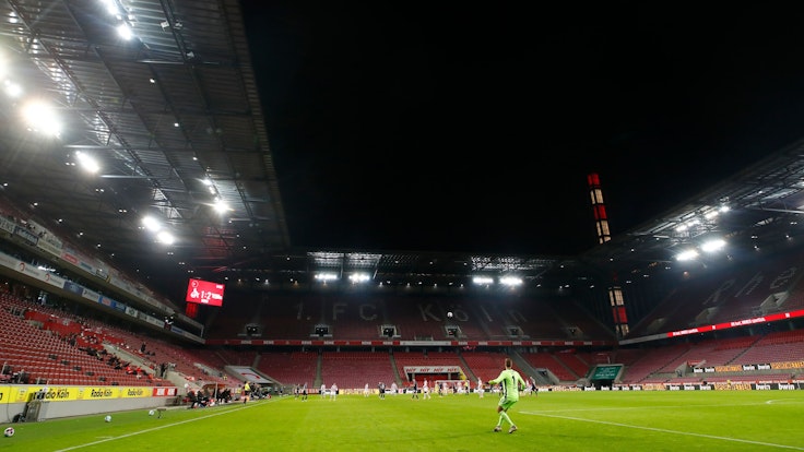 Blick in das leere Rhein-Energie-Stadion während des Spiels.