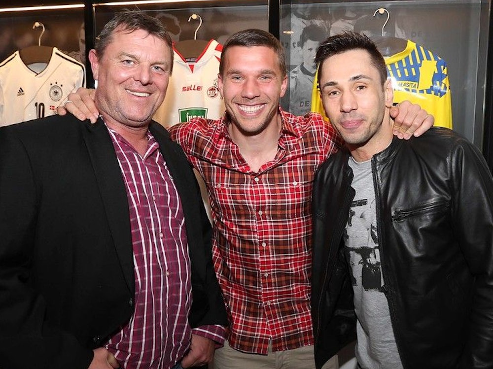 Roland Bebak mit Felix Sturm (r.) und Lukas Podolski