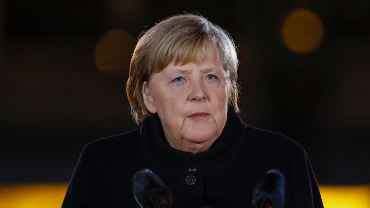 Bundeskanzlerin Angela Merkel am 2. Dezember 2021 beim Großen Zapfenstreich in Berlin.