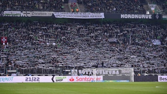 Die gut besuchte Nordkurve im Borussia-Park beim Bundesliga-Spiel zwischen Borussia Mönchengladbach und Greuther Fürth am 20. November 2021.