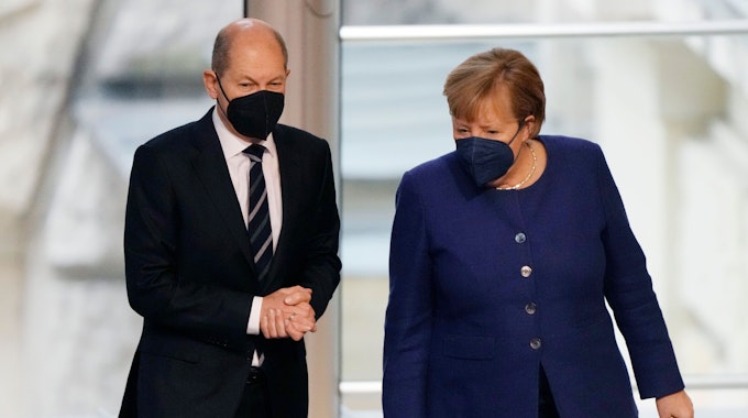 Die geschäftsführende Kanzlerin Angela Merkel und ihr designierter Nachfolger Olaf Scholz (SPD, hier am 18. November im Reichstag) beraten zusammen mit den Länderchefs über schärfere Corona-Maßnahmen.