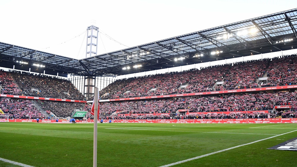 Das Rhein-Energie-Stadion ist beim Spiel 1. FC Köln gegen Gladbach ausverkauft.