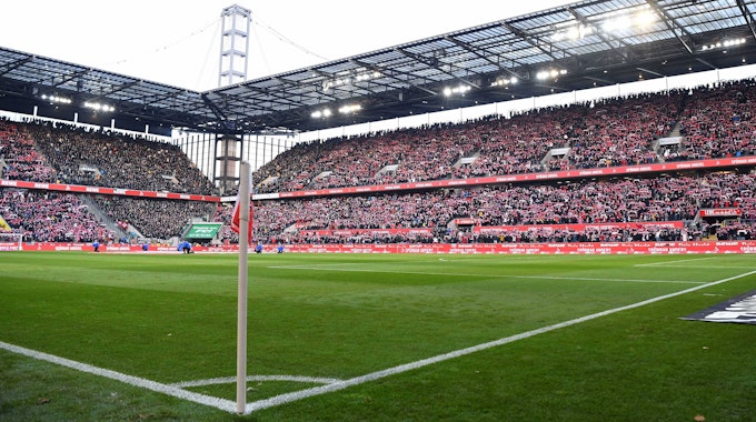 Das Rhein-Energie-Stadion ist beim Spiel 1. FC Köln gegen Gladbach ausverkauft.