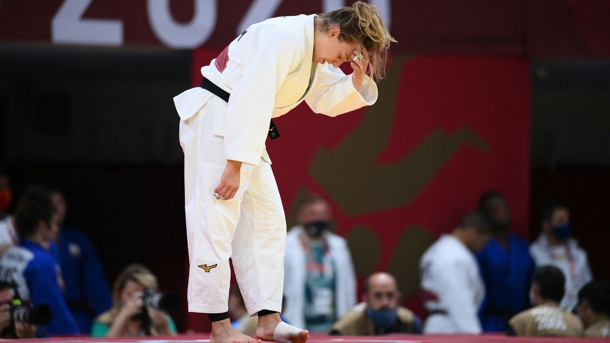 Margaux Pinot hält sich nach einem Judo-Kampf die Hand vor das Gesicht.