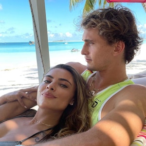 Sophia Thomalla und Alexander Zverev liegen gemeinsam am Strand.