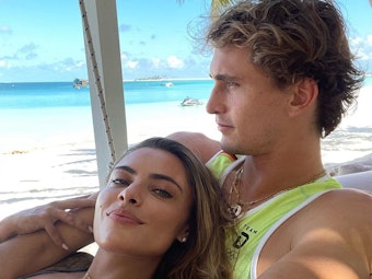 Sophia Thomalla und Alexander Zverev liegen gemeinsam am Strand.