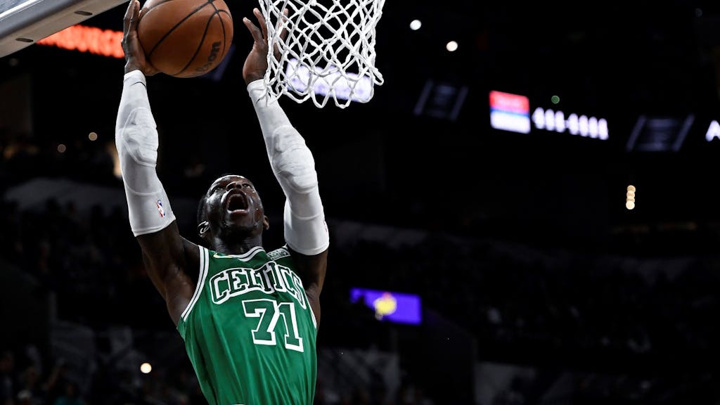 Dennis Schröder wirft im Spiel der NBA seiner Boston Celtics einen Korb.