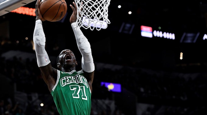 Dennis Schröder wirft im Spiel der NBA seiner Boston Celtics einen Korb.