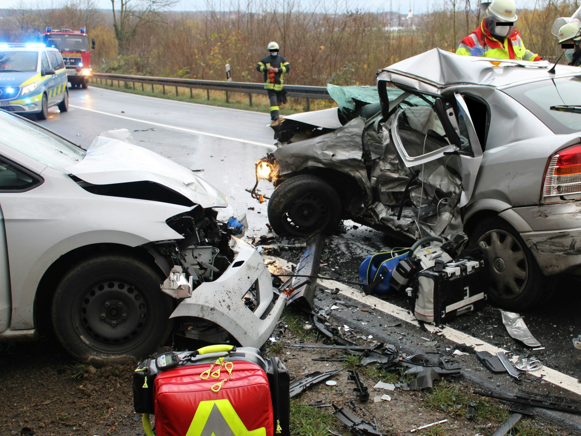 Die Fahrerseite des Opels wurde mit enormer Wucht getroffen.